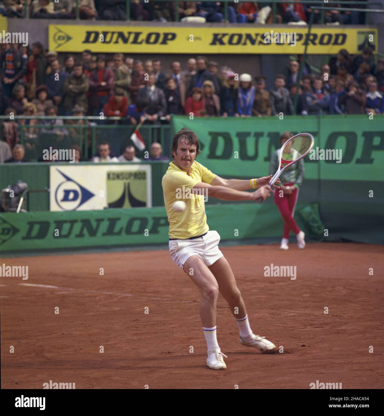 Varsovia 04,1977. Tenista Wojciech Fibak podczas meczu Polska-RFN o Puchar Davisa rozgrywanego na kortach Wojskowego Klubu Sportowego Legia (22-24.04.1977). ka PAP/Jan Morek Dok³adny dzieñ wydarzenia nieustalony. Varsovia, abril de 1977. El tenista Wojciech Fibak durante un partido de la Copa Davis entre Polonia y la República Federal de Alemania en las canchas del Club Deportivo Militar Legia (22-24 de abril de 1977). día desconocido del evento ka PAP/Jan Morek. Foto de stock
