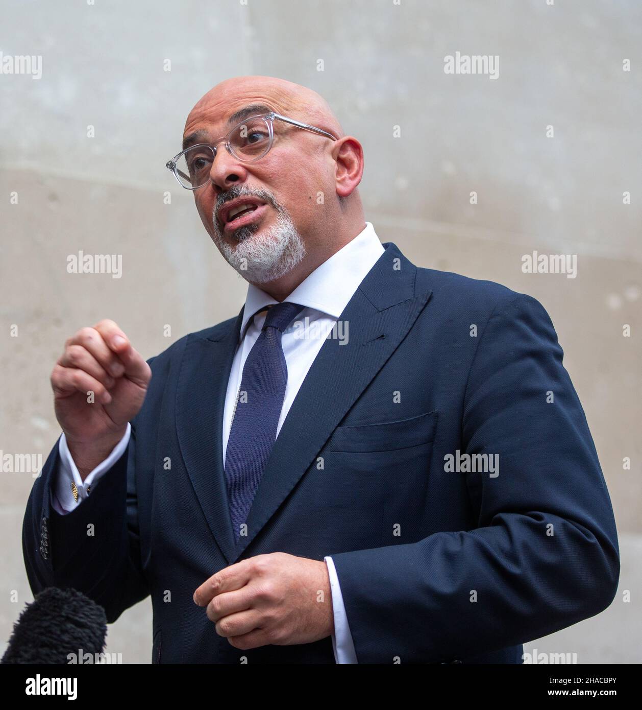 Londres, Inglaterra, Reino Unido. 12th de Dic de 2021. Secretario de Estado para la Educación NADHIM ZAHAWI es visto fuera de la BBC después de aparecer en el Andrew Marr Show. (Imagen de crédito: © Tayfun Salci/ZUMA Press Wire) Foto de stock