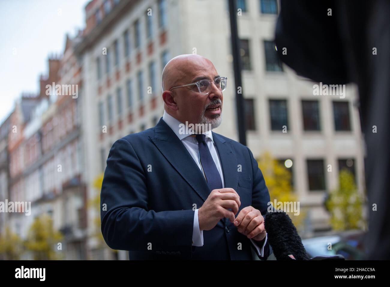 Londres, Inglaterra, Reino Unido. 12th de Dic de 2021. Secretario de Estado para la Educación NADHIM ZAHAWI es visto fuera de la BBC después de aparecer en el Andrew Marr Show. (Imagen de crédito: © Tayfun Salci/ZUMA Press Wire) Foto de stock