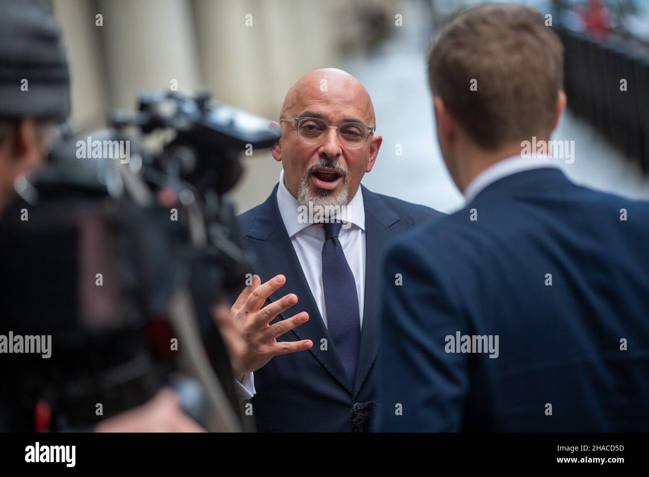 Londres, Inglaterra, Reino Unido. 12th de Dic de 2021. Secretario de Estado para la Educación NADHIM ZAHAWI es visto fuera de la BBC después de aparecer en el Andrew Marr Show. (Imagen de crédito: © Tayfun Salci/ZUMA Press Wire) Foto de stock