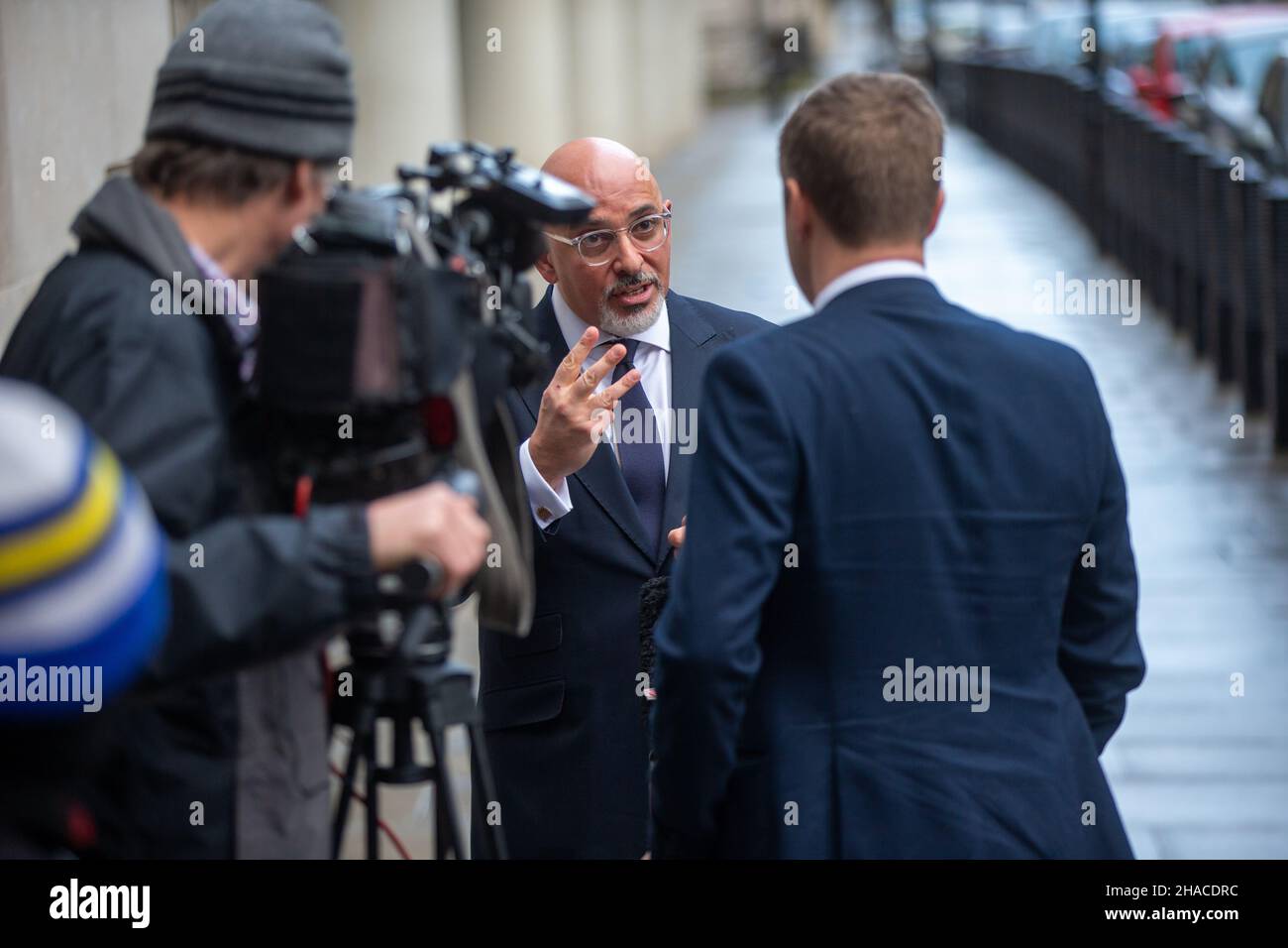 Londres, Inglaterra, Reino Unido. 12th de Dic de 2021. Secretario de Estado para la Educación NADHIM ZAHAWI es visto fuera de la BBC después de aparecer en el Andrew Marr Show. (Imagen de crédito: © Tayfun Salci/ZUMA Press Wire) Foto de stock