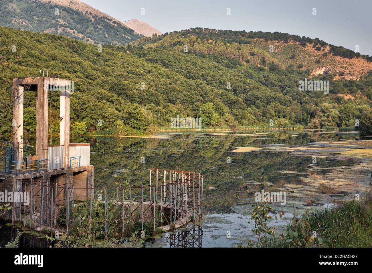 Antiguas estructuras hidráulicas en el manantial de agua Blue Eye cerca de Muzine en el condado de Vlore, al sur de Albania. Una atracción turística popular. Foto de stock