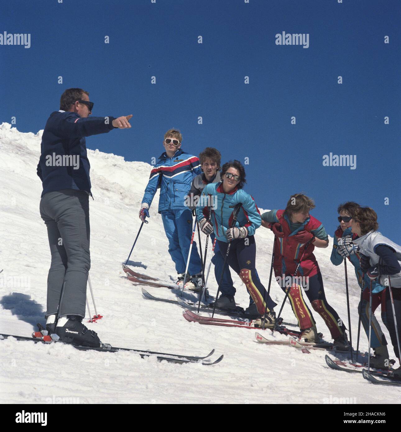 Polska 05,1987. Zimowy wypoczynek w Tatrach. NZ. Nanciarze na Kasprowym Wierchu. ka PAP/Jan Morek Dok³adny dzieñ wydarzenia nieustalony. Polonia, mayo de 1987. Ocio en invierno en las montañas de Tatra. En la foto: Esquiadores en el pico Kasprowy (Kasprowy Wierch). ka PAP/Jan Morek Día del evento desconocido Foto de stock