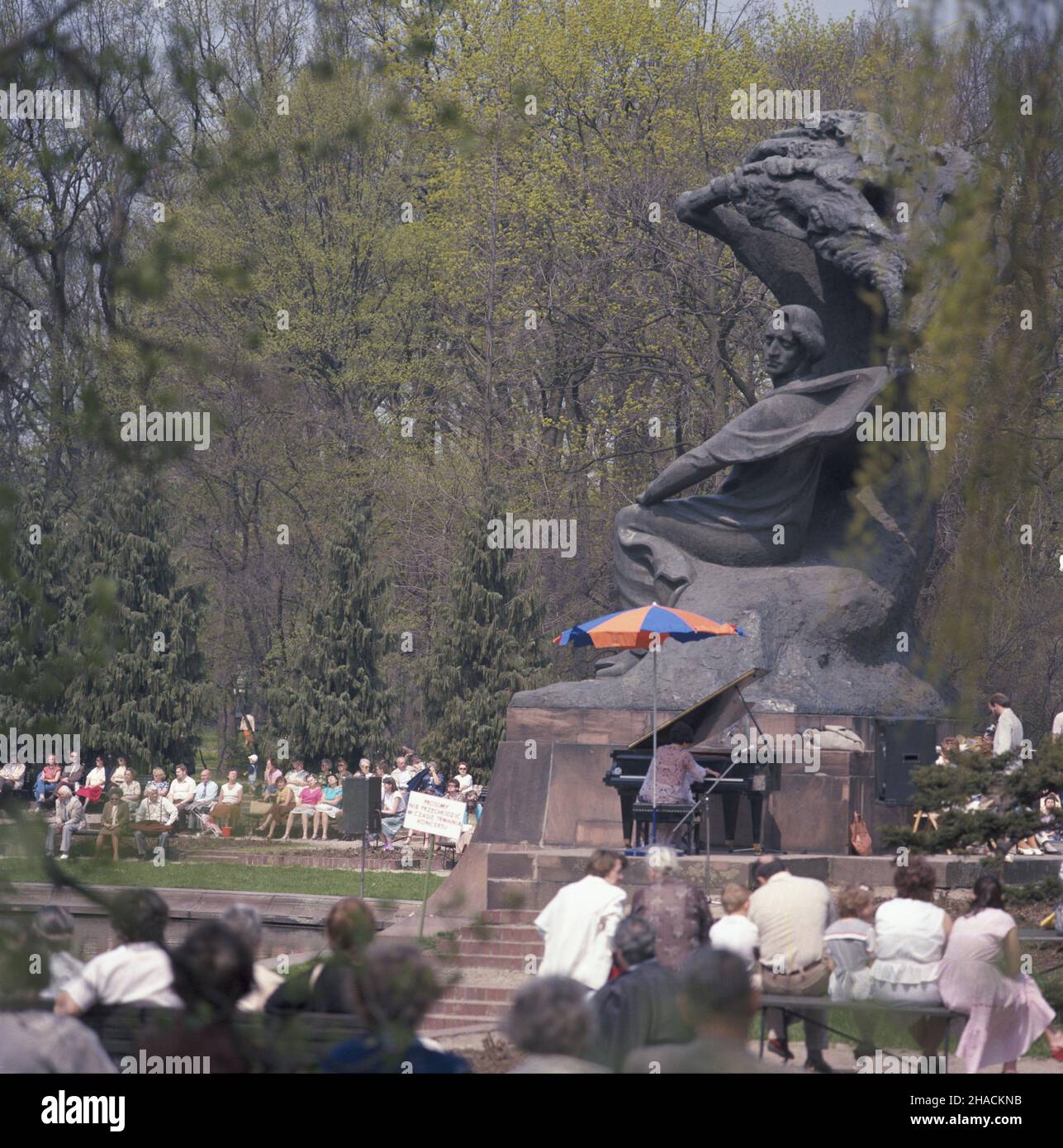 Varsovia 05,1987. Parque de libras azienkowski. koncert muzyki Fryderyka Chopina przy pomniku kompozytora d³uta Wac³awa Szymanowskiego, z pocz. XX wieku. ka PAP/Jan Morek Dok³adny dzieñ wydarzenia nieustalony. Varsovia, mayo de 1987. Un concierto de Frederic Chopin en el memorial del compositor en Lazienki Park. El Memorial Chopin de principios del siglo 20th fue escrito por Waclaw Szymanowski. ka PAP/Jan Morek Día del evento desconocido Foto de stock