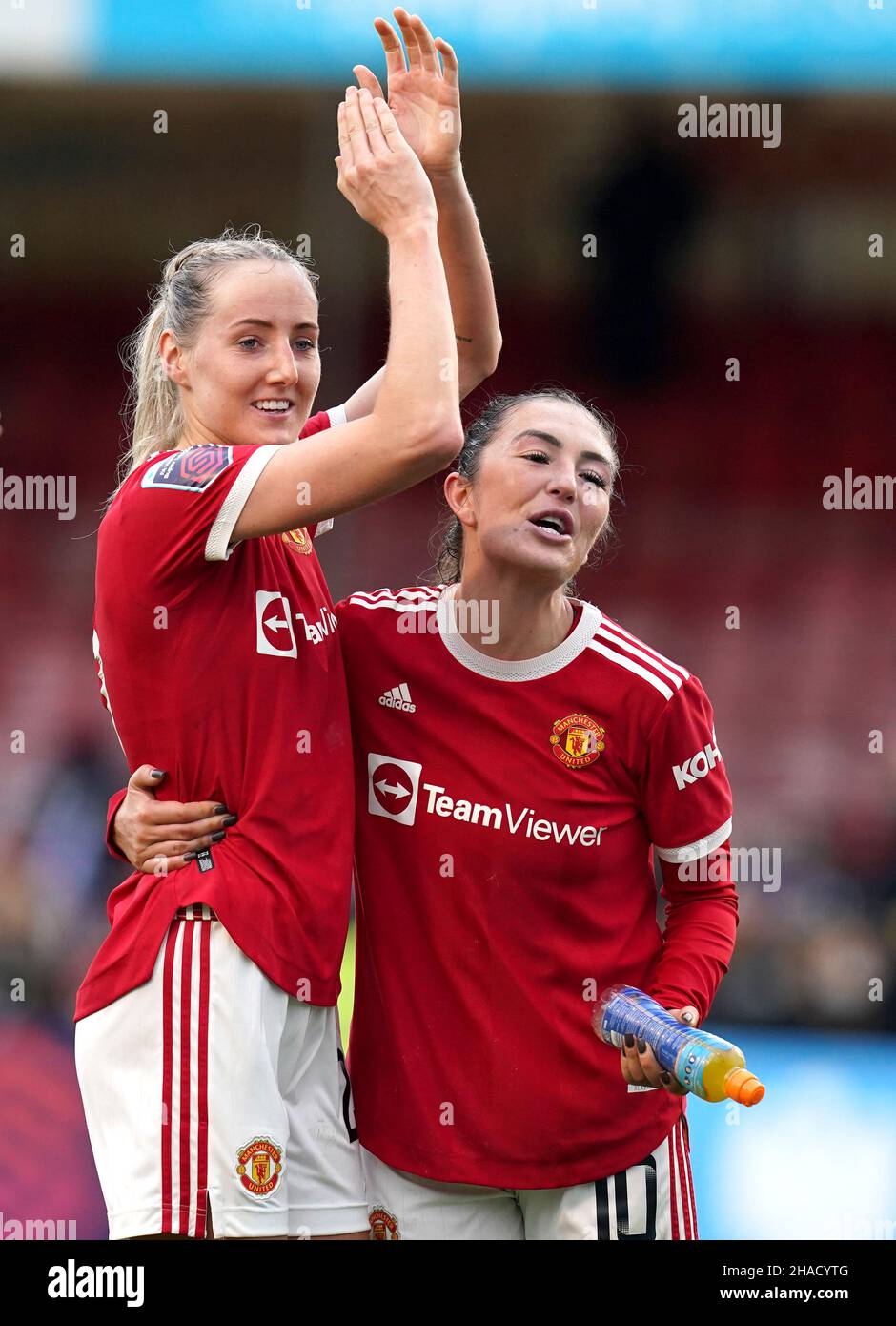Millie Turner (izquierda) y Katie Zelem del Manchester United celebran después del partido de la Super Liga Femenina Barclays FA en el estadio de la Pensión del Pueblo de Brighton. Fecha de la foto: Domingo 12 de diciembre de 2021. Foto de stock