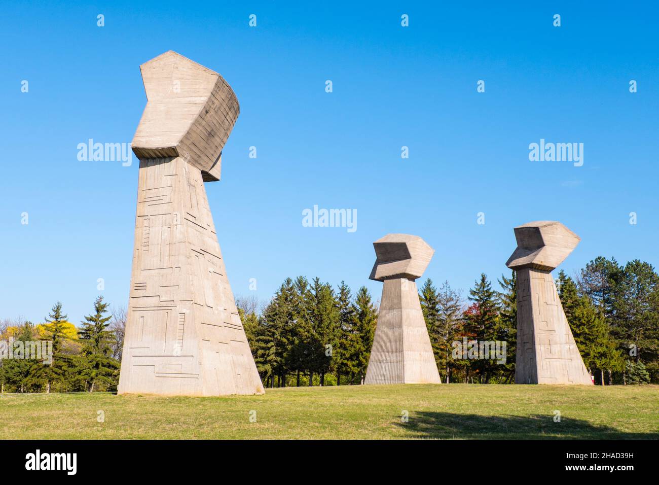 Monumento a tres puños, Parque Bubanj, Parque conmemorativo de Bubanj, distrito de Palilula, Niš, Serbia Foto de stock