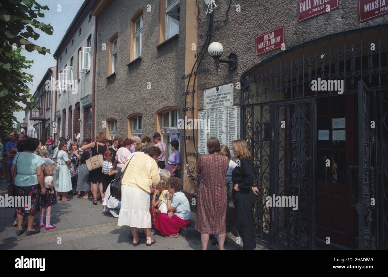 Praszka 09.08.1993. Demonstracja pracowników zwolnionych z Zak³adów Sprzêtu Motoryzacyjnego POLMO, które z przyczyn ekonomicznych ograniczy³y zatrudnienie. Protesta otrzyma³ wsparcie polityczne ze strony Samoobrony RP. Urzêdem Miejskim w Praszce z ¿¹daniem pracy dla zwolnionych pracowników. mta PAP/Krzysztof Œwiderski Praszka 9 de agosto de 1993. Los trabajadores despedidos de la planta de equipos de automoción POLMO protestan. En la foto: Un piquete frente al Ayuntamiento de Praszka en apoyo de las demandas para restablecer los despedidos. mta PAP/Krzysztof Swiderski Foto de stock