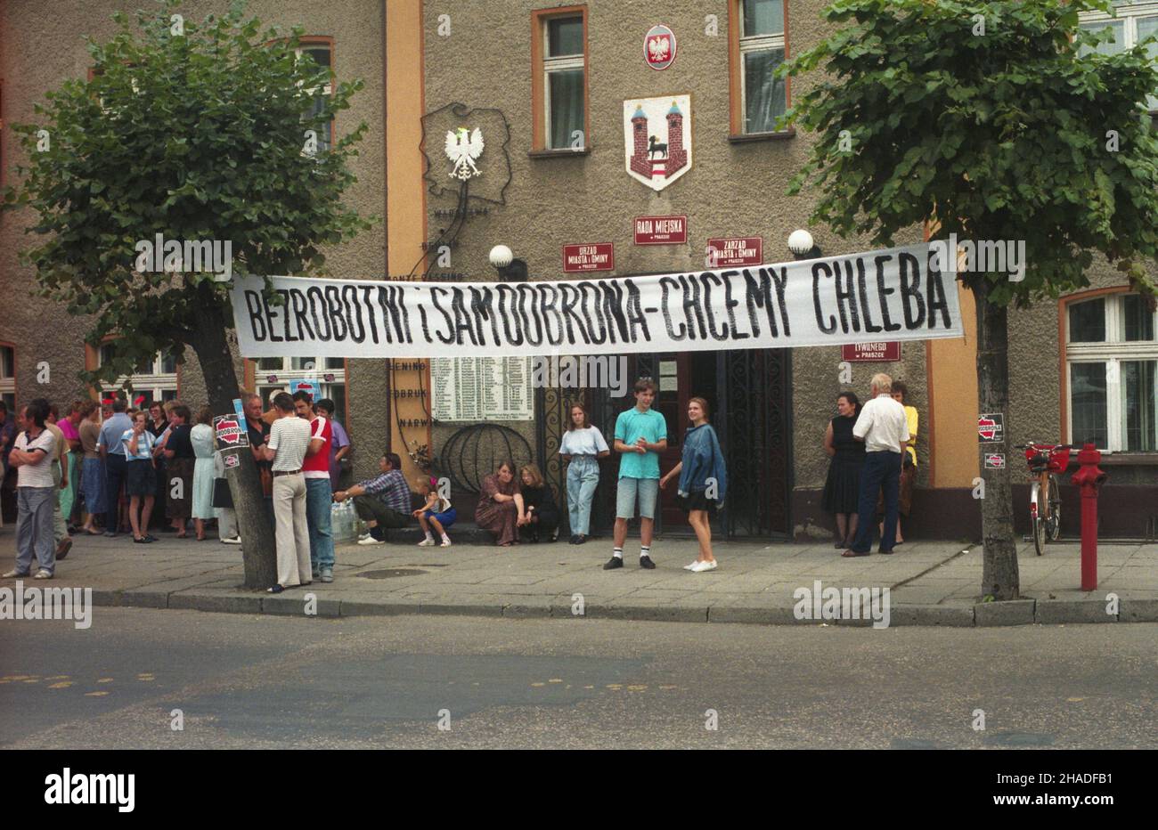 Praszka 09.08.1993. Demonstracja pracowników zwolnionych z Zak³adów Sprzêtu Motoryzacyjnego POLMO, które z przyczyn ekonomicznych ograniczy³y zatrudnienie. Protesta otrzyma³ wsparcie polityczne ze strony Samoobrony RP. Urzêdem Miejskim w Praszce z ¿¹daniem pracy dla zwolnionych pracowników. mta PAP/Krzysztof Œwiderski Praszka 9 de agosto de 1993. Los trabajadores despedidos de la planta de equipos de automoción POLMO protestan. En la foto: Un piquete frente al Ayuntamiento de Praszka en apoyo de las demandas para restablecer los despedidos. mta PAP/Krzysztof Swiderski Foto de stock