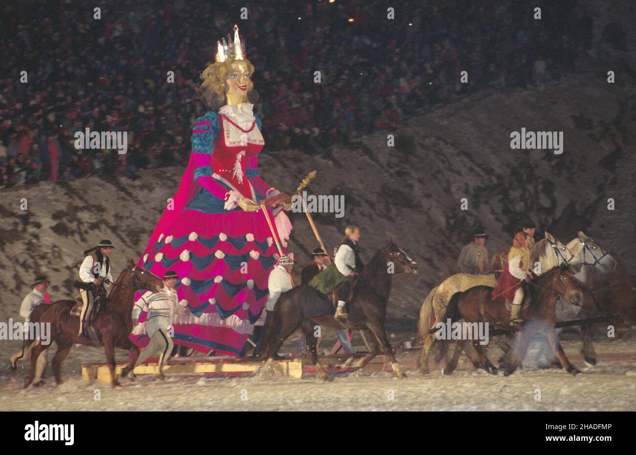 Zakopane 06.02.1993. XVI Zimowa Uniwersjada (6-14.02.1993). Uroczystoœæ otwarcia zawodów pod Wielk¹ Krokwi¹ im. Stanis³awa Marusarza. NZ. Spektakl artystyczny pt. Jak Janosik tañczy³ z cesarzow¹, który przygotowa³ dyrektor Krakowskiego Teatru Scena Stu Krzysztof Jasiñski Zakopane, 6 de febrero de 1993. Los Juegos Universitarios Mundiales de Invierno de 16th (6 y 14 de febrero de 1993). La ceremonia de apertura en un pabellón a los pies de la montaña Wielka Krokiew. En la foto: Una actuación artística preparada por la directora del Teatro Scena Stu de Cracovia Krzysztof Jasinski. msa PAP/ Foto de stock