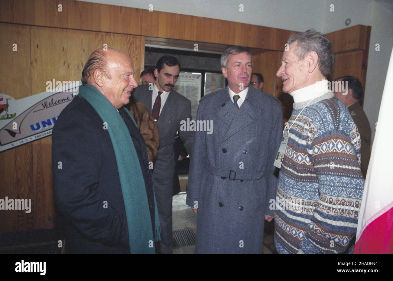 Zakopane 06.02.1993. XVI Zimowa Uniwersjada (6-14.02.1993). Uroczystoœæ otwarcia zawodów w pawilonie pod Wielk¹ Krokwi¹ im. Stanis³awa Marusarza. NZ. m.in.: przewodnicz¹cy Miêdzynarodowej Federacji Sportu Akademickiego (Federación Internacional del Deporte Universitario - FISU) Primo Nebiolo (1L), generalny dyrektor Zimowej Uniwersjady 1993 Adam Bachleda-Curuœ (2L), narciarz Stanis³aw Marusarz (P) PAP msa/Maciej Belina Brzowski Zakopane, 6 de febrero de 1993. Los Juegos Universitarios Mundiales de Invierno de 16th (6 y 14 de febrero de 1993). La ceremonia de apertura en un pabellón a los pies del MOU de Wielka Krokiew Foto de stock