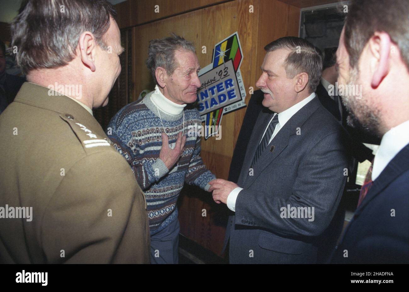 Zakopane 06.02.1993. XVI Zimowa Uniwersjada (6-14.02.1993). Uroczystoœæ otwarcia zawodów w pawilonie pod Wielk¹ Krokwi¹ im. Stanis³awa Marusarza. NZ. Centralnie: prezydent RP Lech Wa³êsa (P) i narrozz Stanis³aw Marusarz. msa PAP/Maciej Belina Brzozozowski Zakopane, 6 de febrero de 1993. Los Juegos Universitarios Mundiales de Invierno de 16th (6 y 14 de febrero de 1993). La ceremonia de apertura en un pabellón a los pies de la montaña Wielka Krokiew. En la foto del centro: El presidente de Polonia, Lech Walesa (R), y el esquiador Stanislaw Marusarz, msa PAP/Maciej Belina Brzozozowski Foto de stock