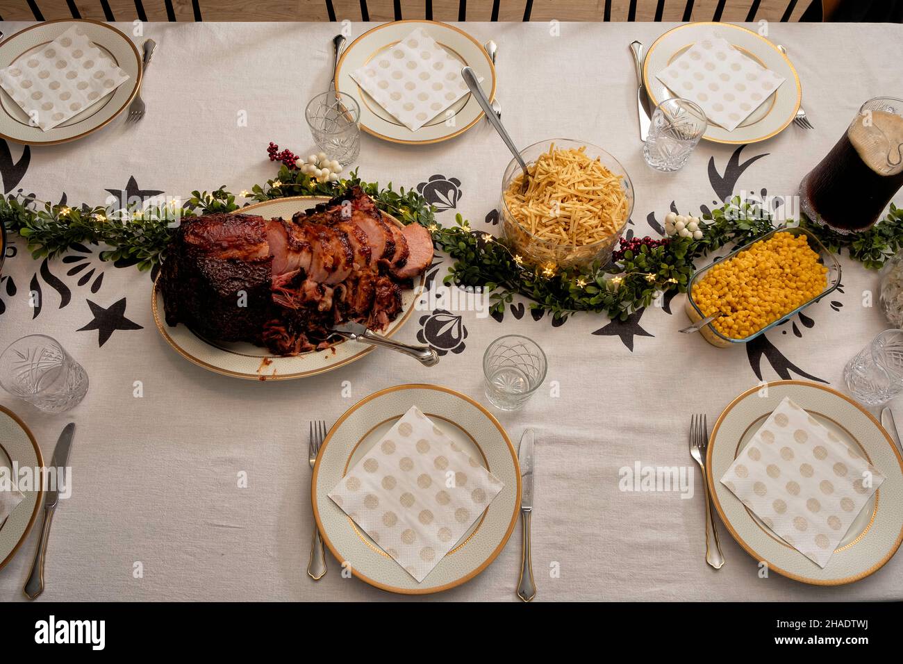una cena de navidad en la mesa en la víspera de navidad en un hogar escandinavo. listo para comer. Foto de stock