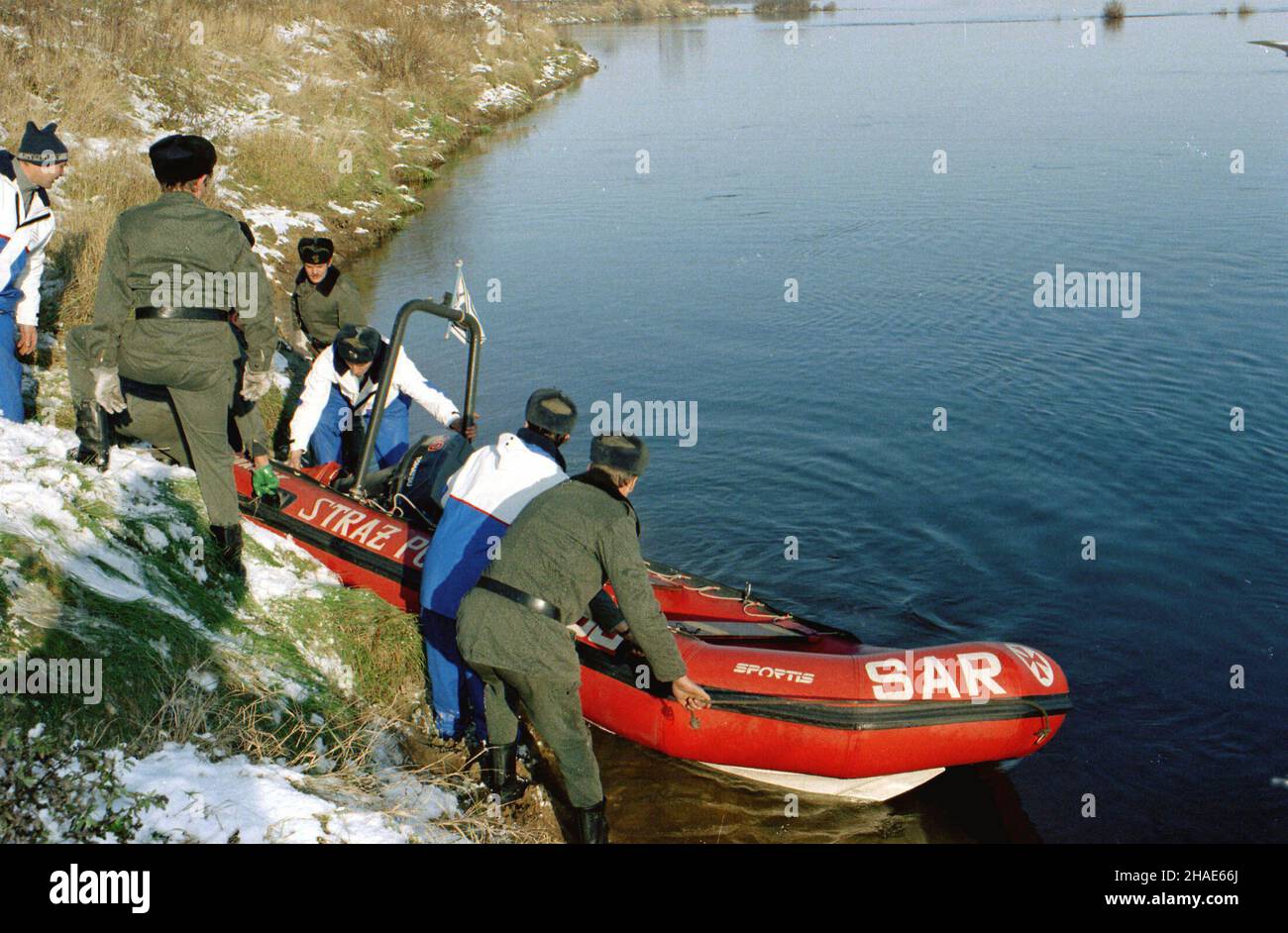 Wyprawa Tysiąca Czerwonych Koszul Miała Na Celu Opanowanie Wenecji Tczew, 20.12.1995. Æwiczenia stra¿aków na Wiœle w okolicach Tczewa
