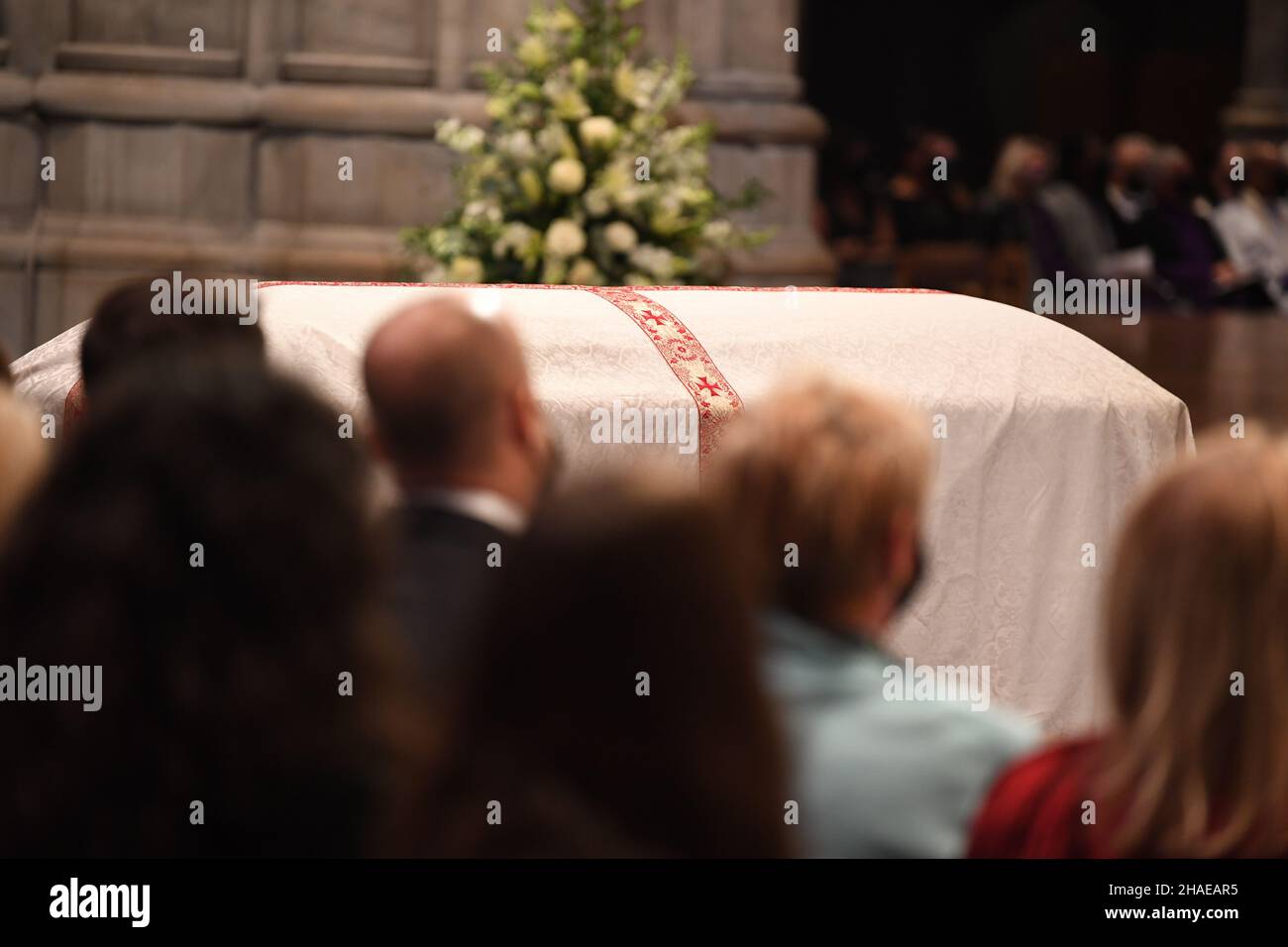 Washington, Estados Unidos de América. 10th de Dic de 2021. Washington, Estados Unidos de América. 10 de diciembre de 2021. El ataúd del ex Senador Robert Dole, durante los servicios funerarios en la Catedral Nacional de Washington, el 10 de diciembre de 2021 en Washington, DC, el Senador Dole murió a la edad de 98 años después de una vida de servicio a la nación. Crédito: Joseph Lawson/U.S. Noticias en Vivo del Ejército/Alamy Foto de stock