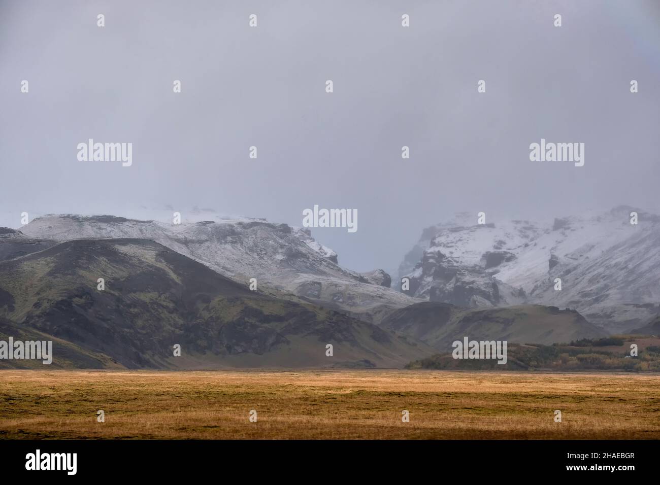 Eyjafjöll montañas en el sur de islandia a principios de invierno con la primera nieve empezando a caer Foto de stock