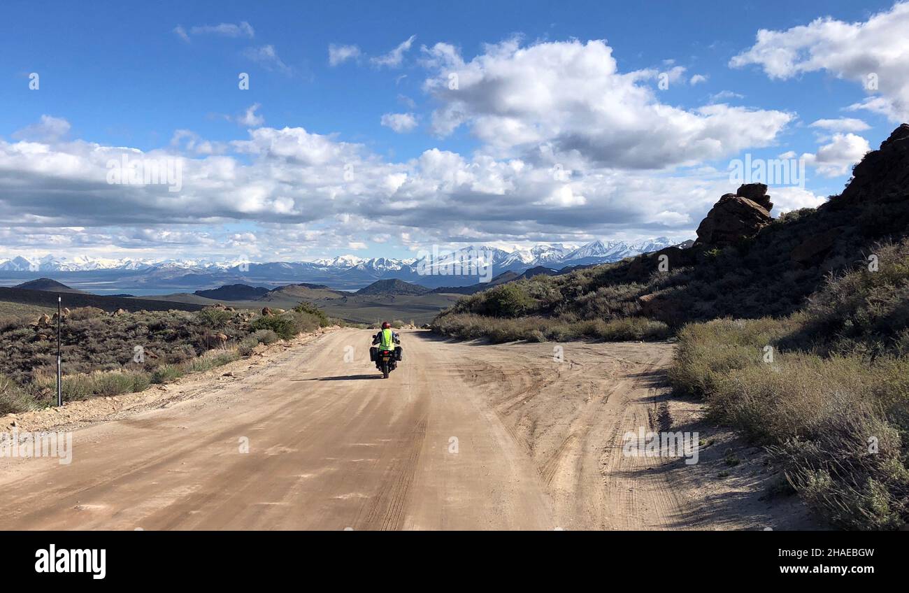 Motocicleta de gira en la carretera a Bodie State Park en California EE.UU. Con la Sierra del Este en la distancia Foto de stock