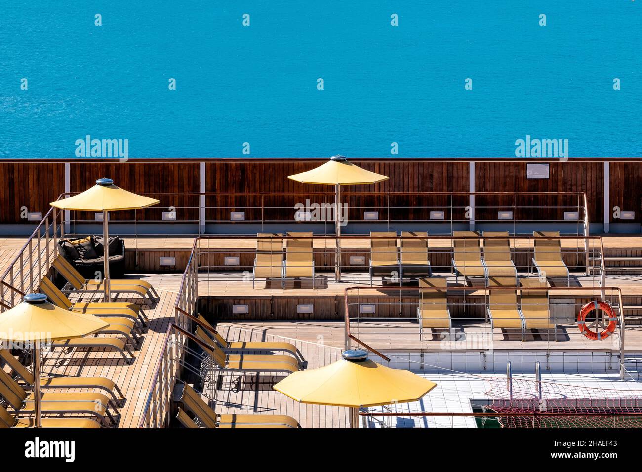 Una terraza retro con piscina en un antiguo crucero, tumbonas vacías y nadie alrededor Foto de stock