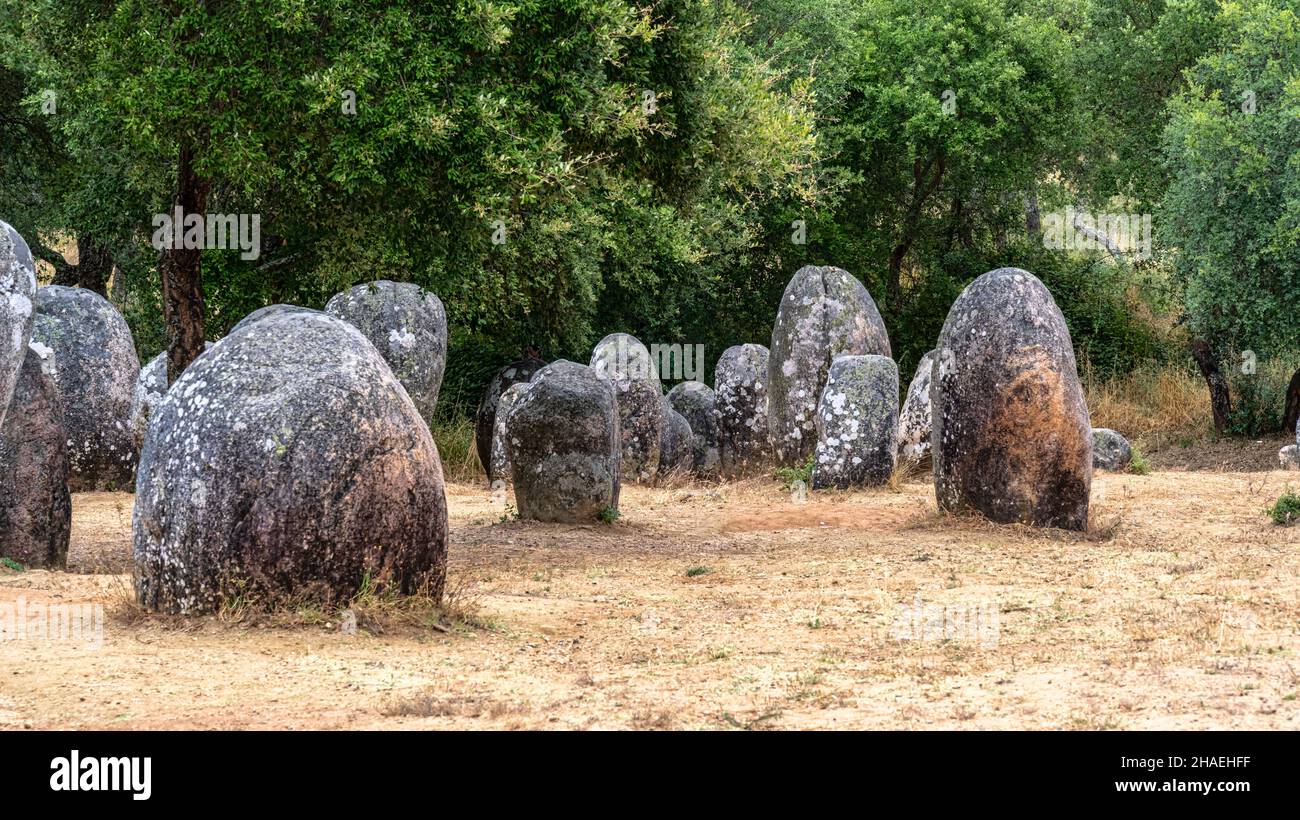 Cromlech dos Almendres, complejo megalítico y neolítico, Evora, Alentejo, Portugal. Foto de stock