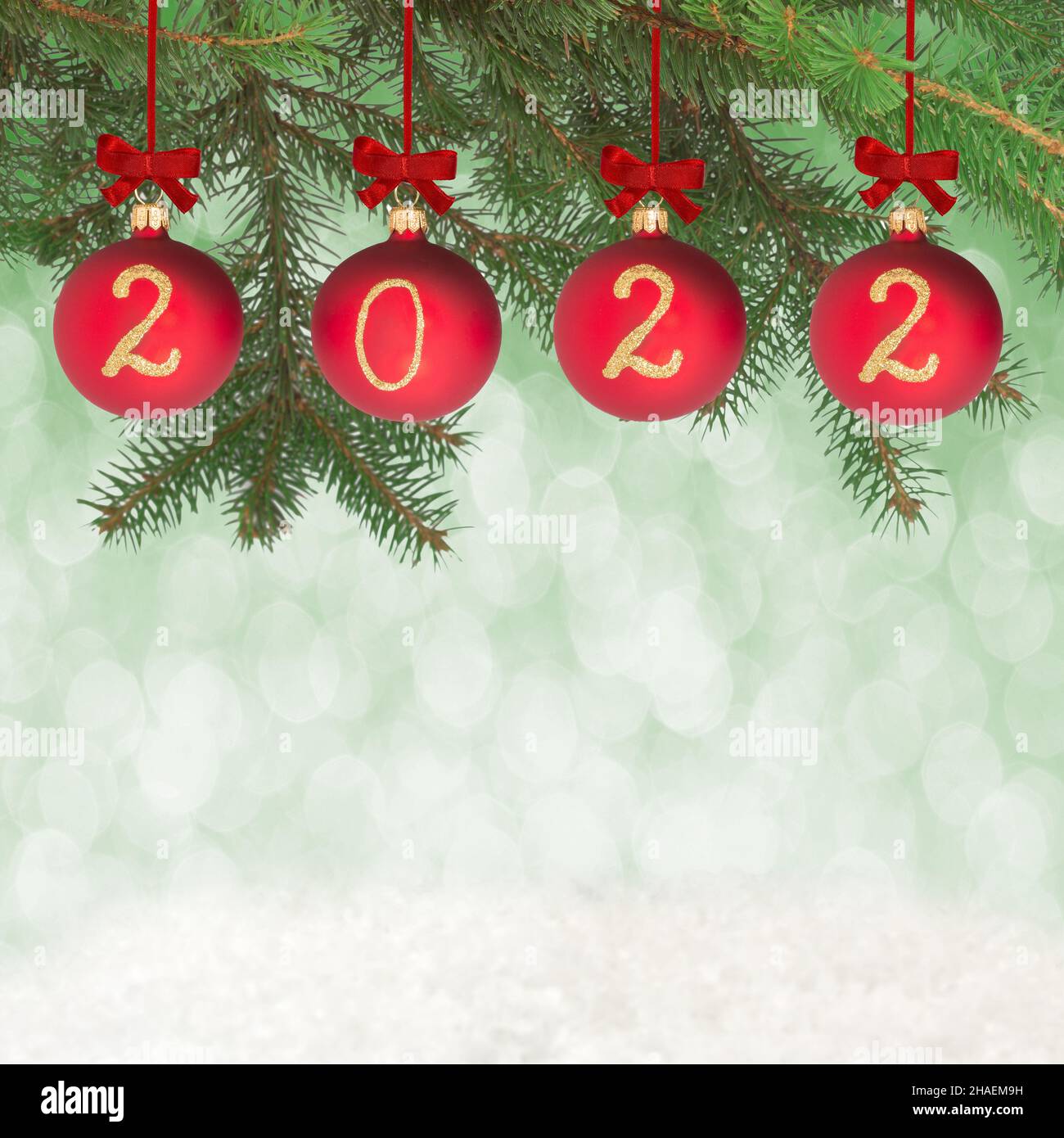 2022 Texto de año nuevo sobre bolas de Navidad Foto de stock