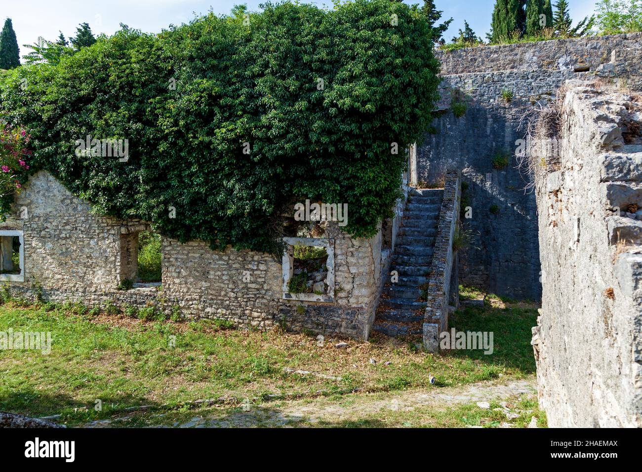 Ruinas y edificios de piedra de la antigua fortaleza de SPANJOLA en Herceg Novi Montenegro Foto de stock