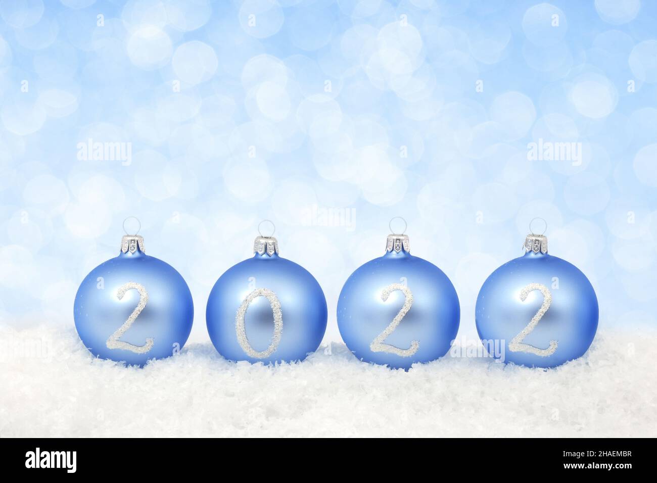 2022 Texto de año nuevo sobre bolas de Navidad Foto de stock