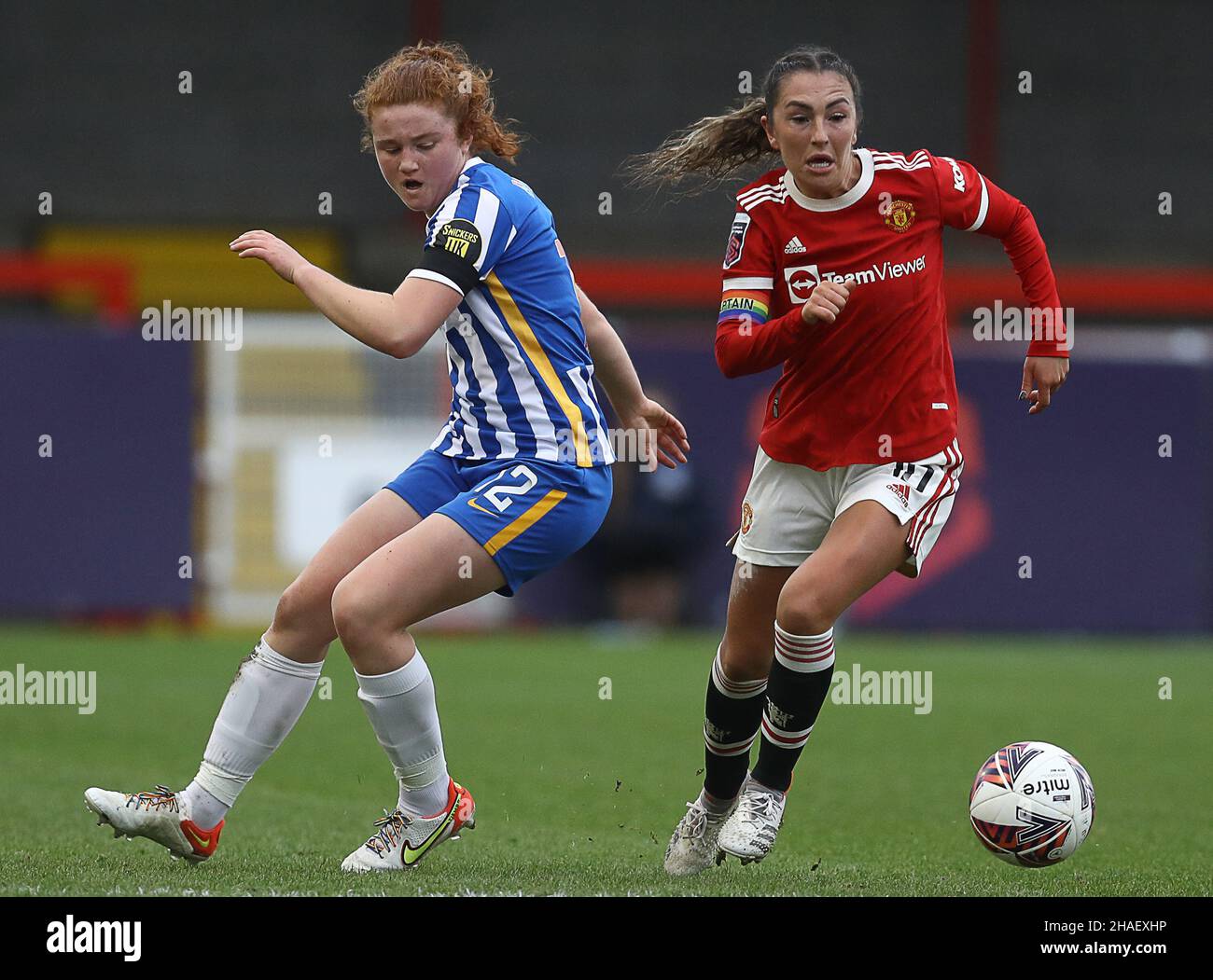 Crawley, Reino Unido, 12th de diciembre de 2021. Libby Bance de Brighton y Hove Albion y Katie Zelem de Manchester United desafiaron al balón durante el partido de la Super Liga Femenina de la FA en el estadio de la Pensión del Pueblo, Crawley. El crédito de la foto debe decir: Paul Terry / Sportage Crédito: Sportage / Alamy Live News Foto de stock