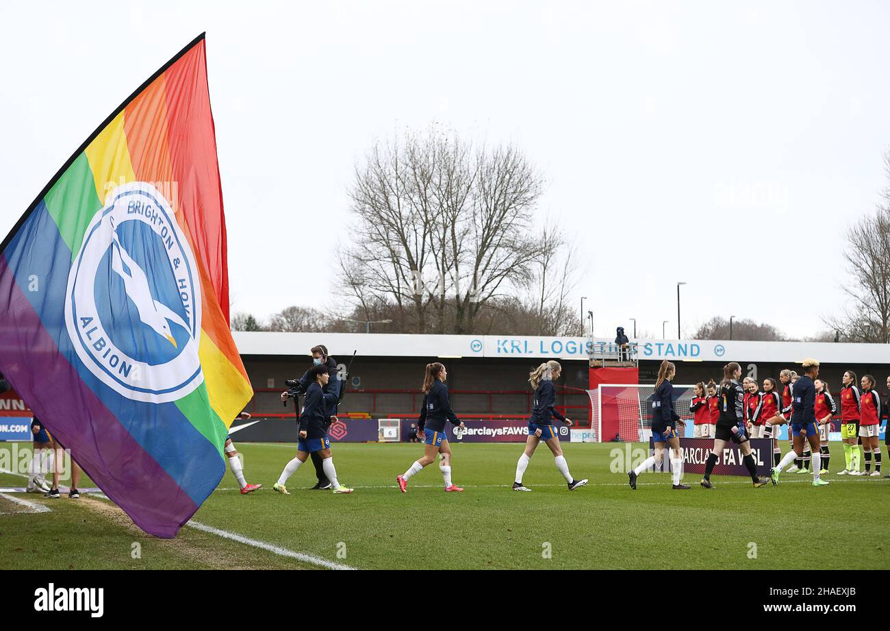 Crawley, Reino Unido, 12th de diciembre de 2021. Una bandera de color arco iris es olas cuando los equipos salen por delante del partido de la Super Liga Femenina de la FA en el Estadio de la Pensión del Pueblo, Crawley. El crédito de la foto debe decir: Paul Terry / Sportage Crédito: Sportage / Alamy Live News Foto de stock