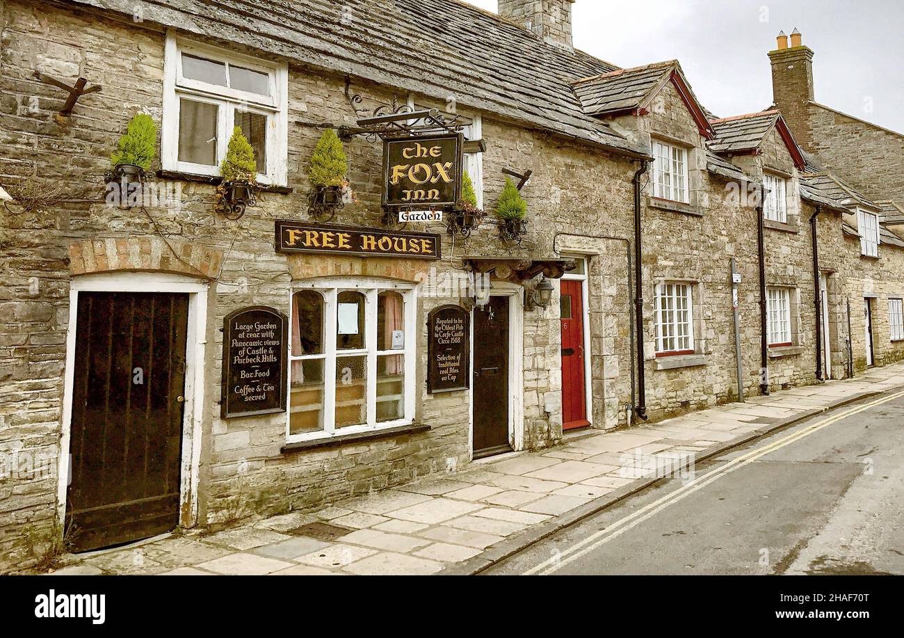 El Fox Inn en el pueblo de Corfe Castle, Dorset, Reino Unido Foto de stock