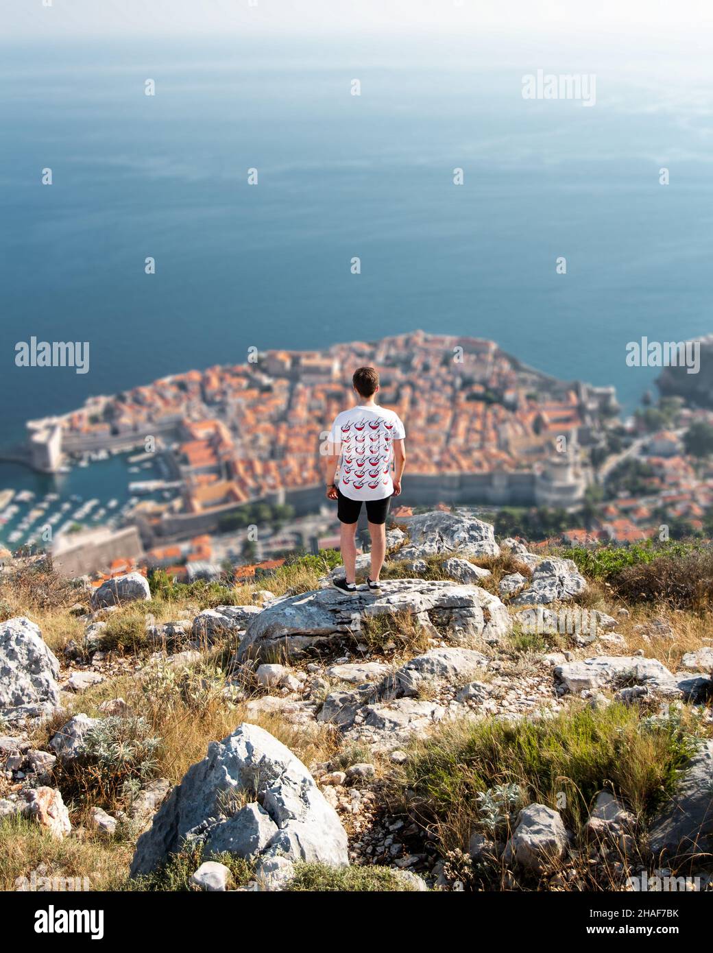 El borde de una vista del acantilado desde la cima del Monte SRD del Mar Adriático y la ciudad vieja de Dubrovnik / ciudad vieja amurallada. Situado en la capital de Croacia. Foto de stock