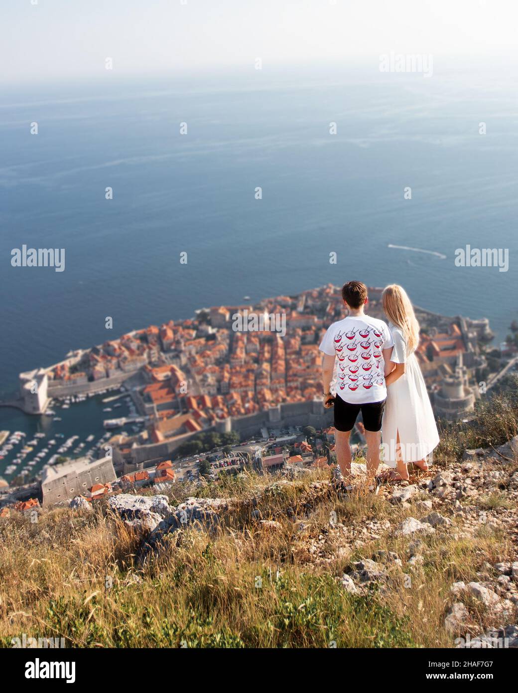 Las parejas disfrutan de la vista desde la cima del Monte SRD del Mar Adriático y el casco antiguo de Dubrovnik / ciudad amurallada. Situado en la capital de Croacia. Foto de stock