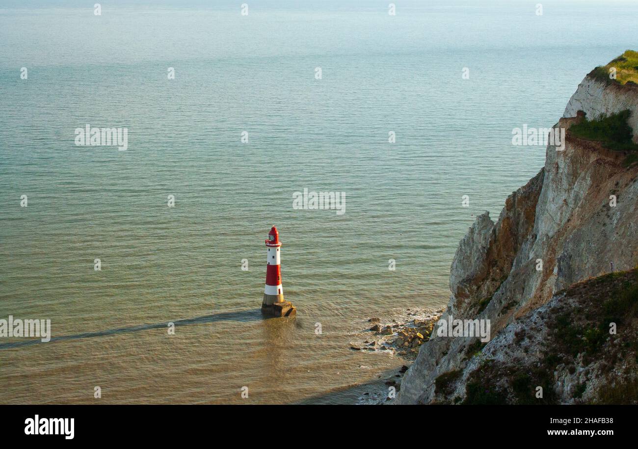Beachy Head Lighthouse en el canal inglés debajo de los acantilados blancos en East Sussex, Inglaterra Foto de stock