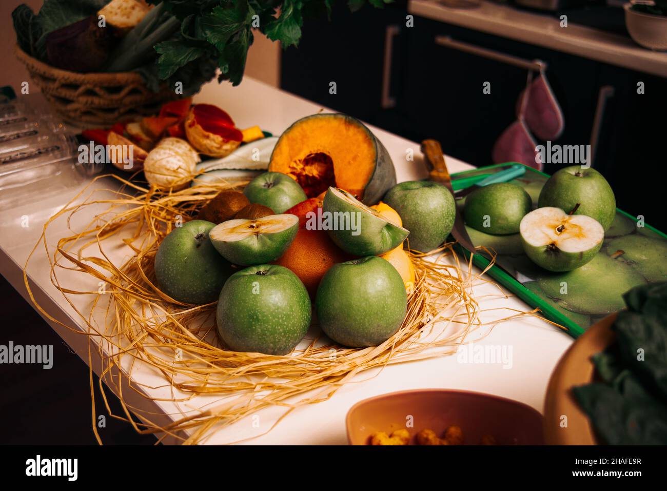 manzanas orgánicas frescas y calabaza en la mesa del hogar Foto de stock