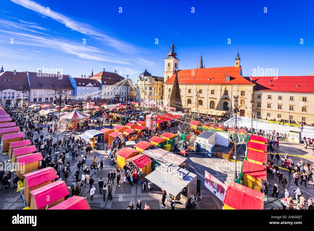 Sibiu, Rumania - Diciembre 2019: Mayor Feria de Navidad en Rumania, Transilvania destino de viaje en Europa del Este. Foto de stock