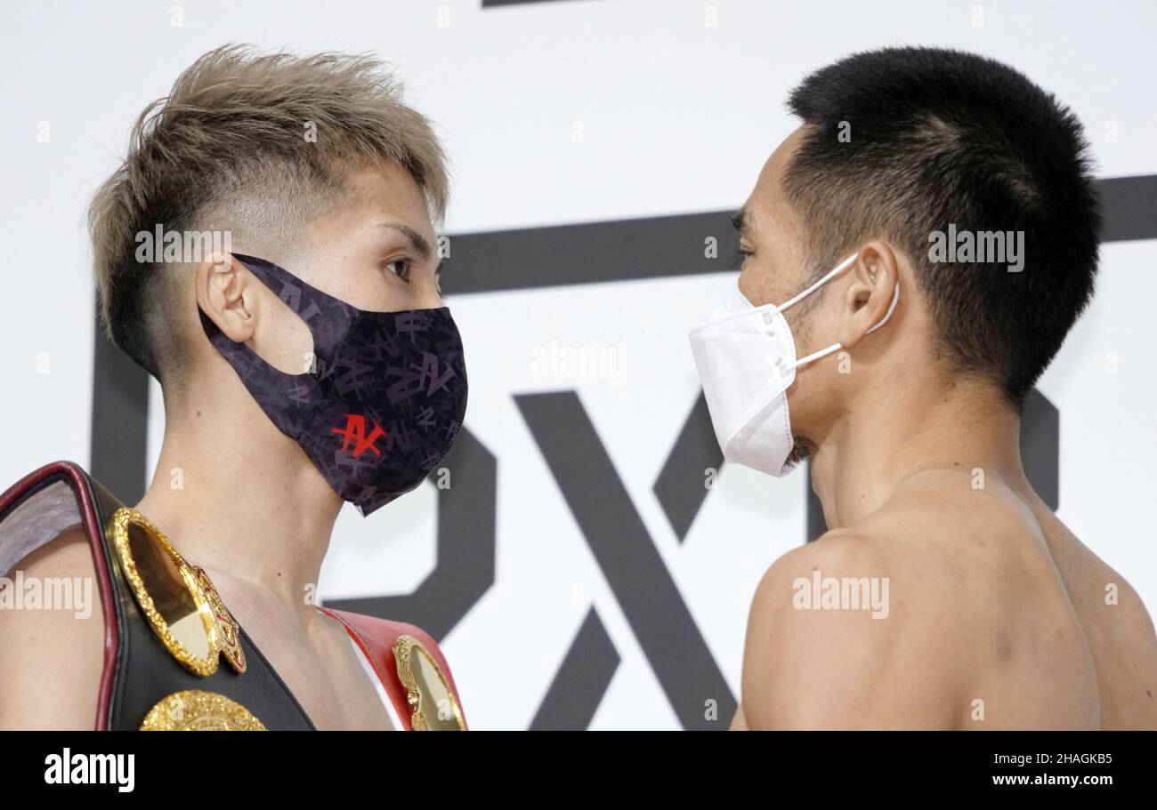 El campeón de peso corporal de la WBA y la IBF Naoya Inoue de Japón (L) y  Aran Dipaen de Tailandia se enfrentan el uno al otro usando máscaras para  protección contra