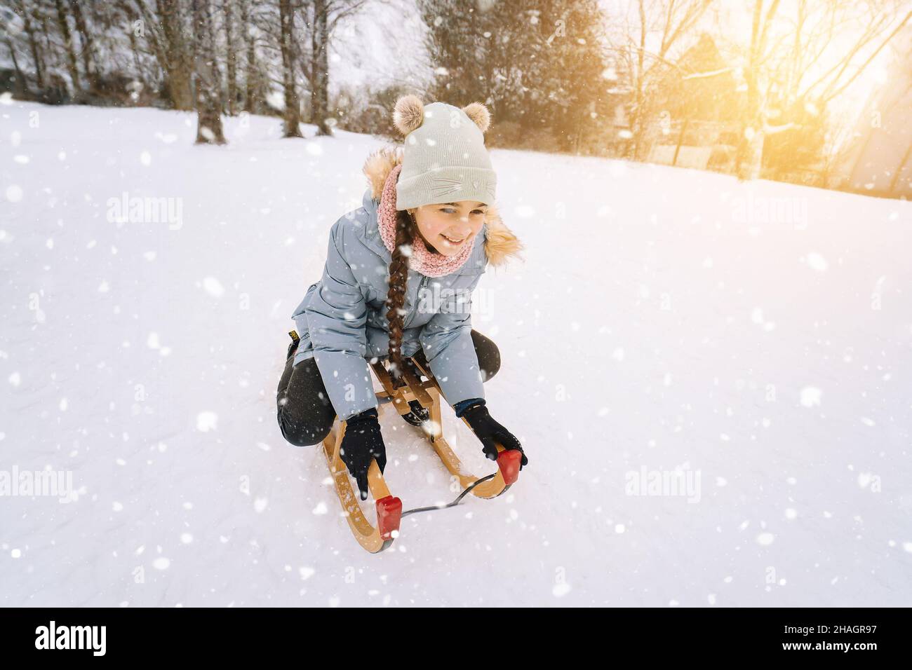 Juego De Los Niños En Nieve Paseo Del Trineo Del Invierno Para Los