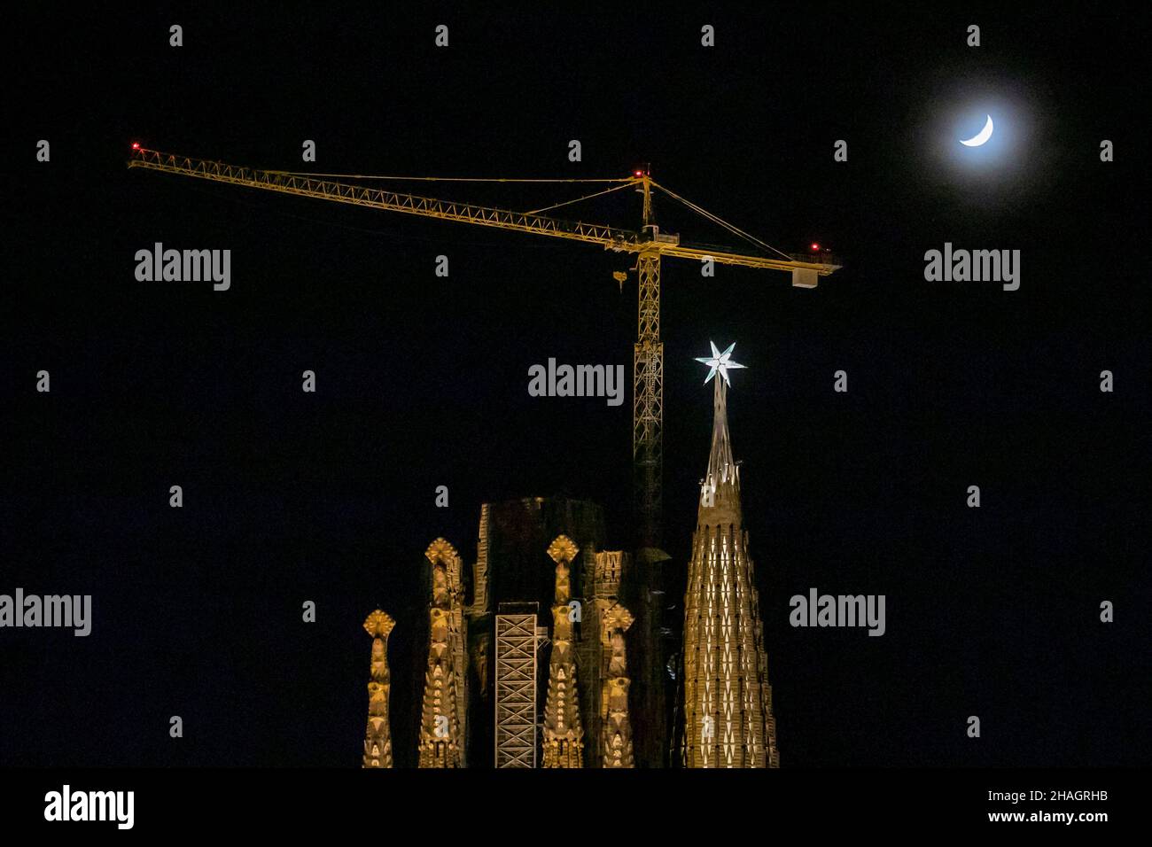 Iluminación de la estrella de la torre de la Virgen del templo de la  Sagrada Familia, Barcelona 9.12.2021 Foto PERE VIRGILI Fotografía de stock  - Alamy