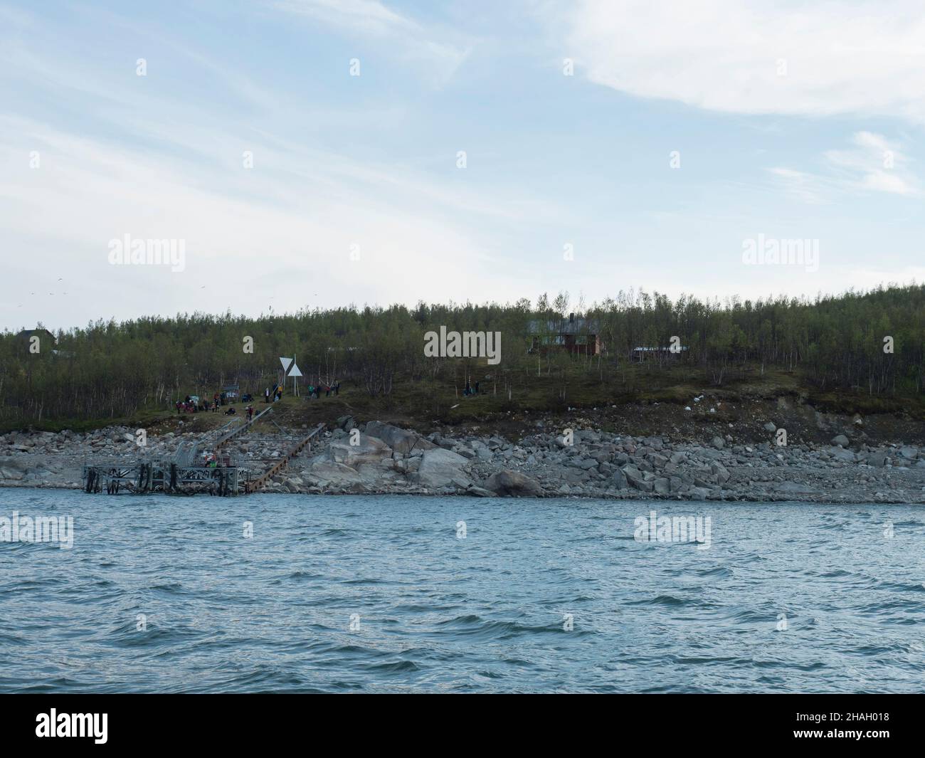 Vista de Anonjalmme sobre el lago Akkajaure, sami setllement con grupo de excursionistas esperando el barco a Ritsem. Punto de inicio de Padjelantaleden Foto de stock