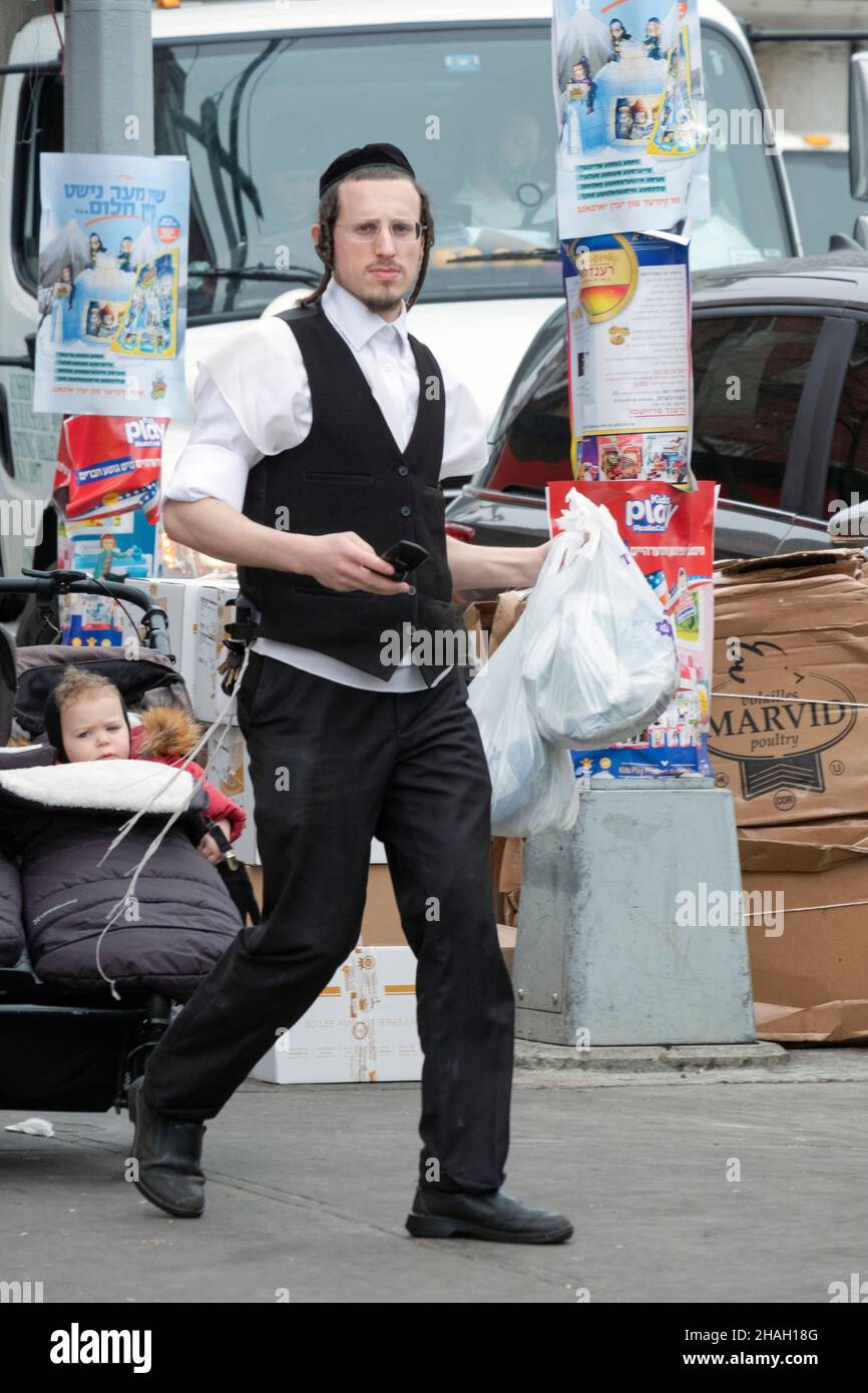 Un trabajador judío ortodoxo en la carnicería Satmar Meat trae un