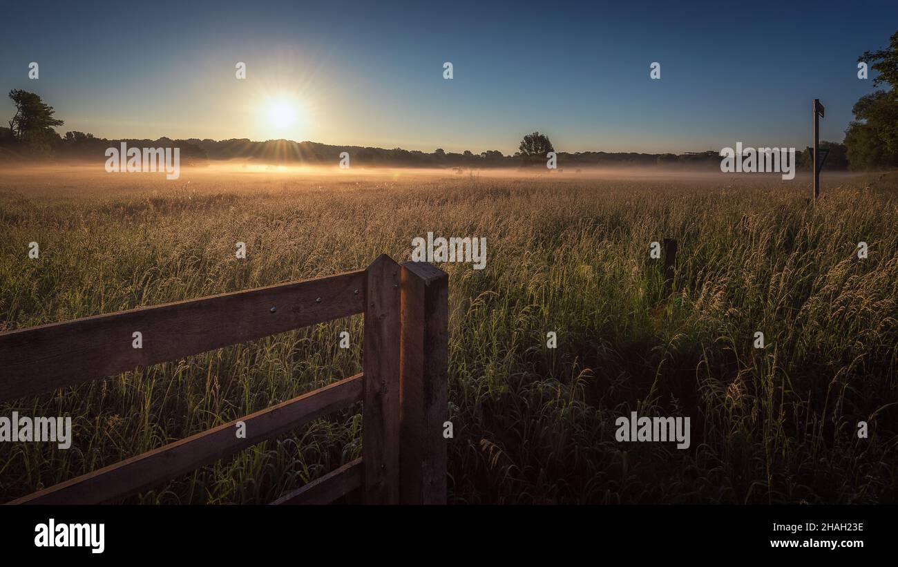 Hermoso disparo de un amanecer sobre prado en Hanover, Alemania Foto de stock