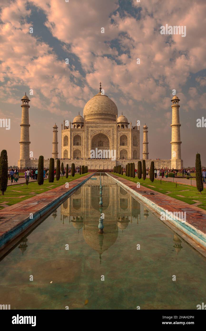 Taj Mahal en la ciudad de Agra, India Foto de stock