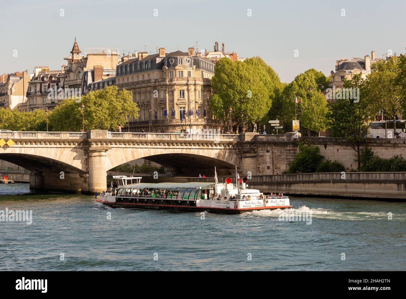 Edificios históricos y puentes de la ciudad de París, Francia Foto de stock