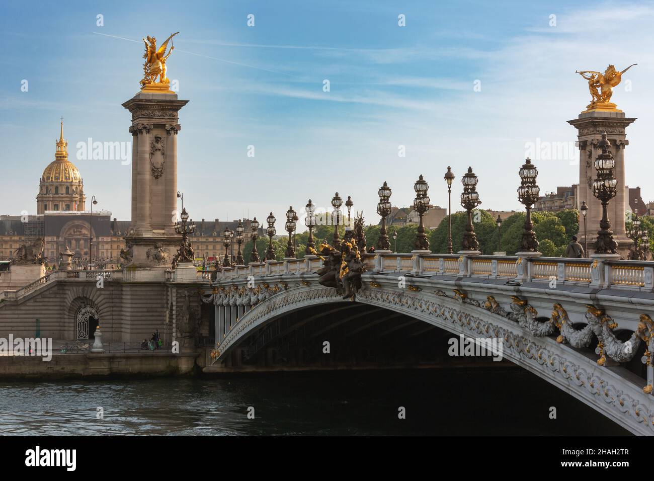 Edificios históricos y puentes de la ciudad de París, Francia Foto de stock