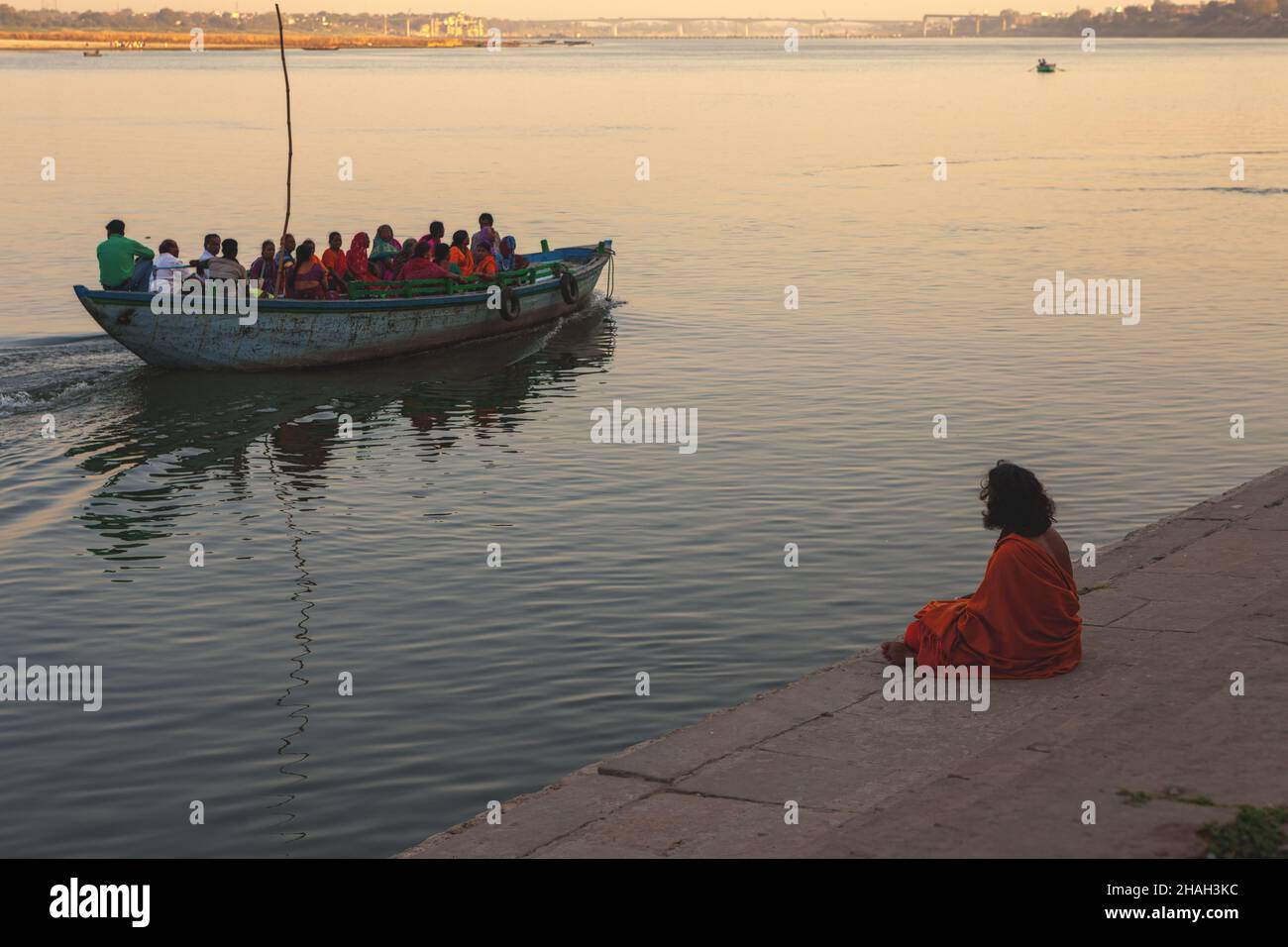 Peregrinos y sadhus en los santos ghats en Varanasi, India Foto de stock