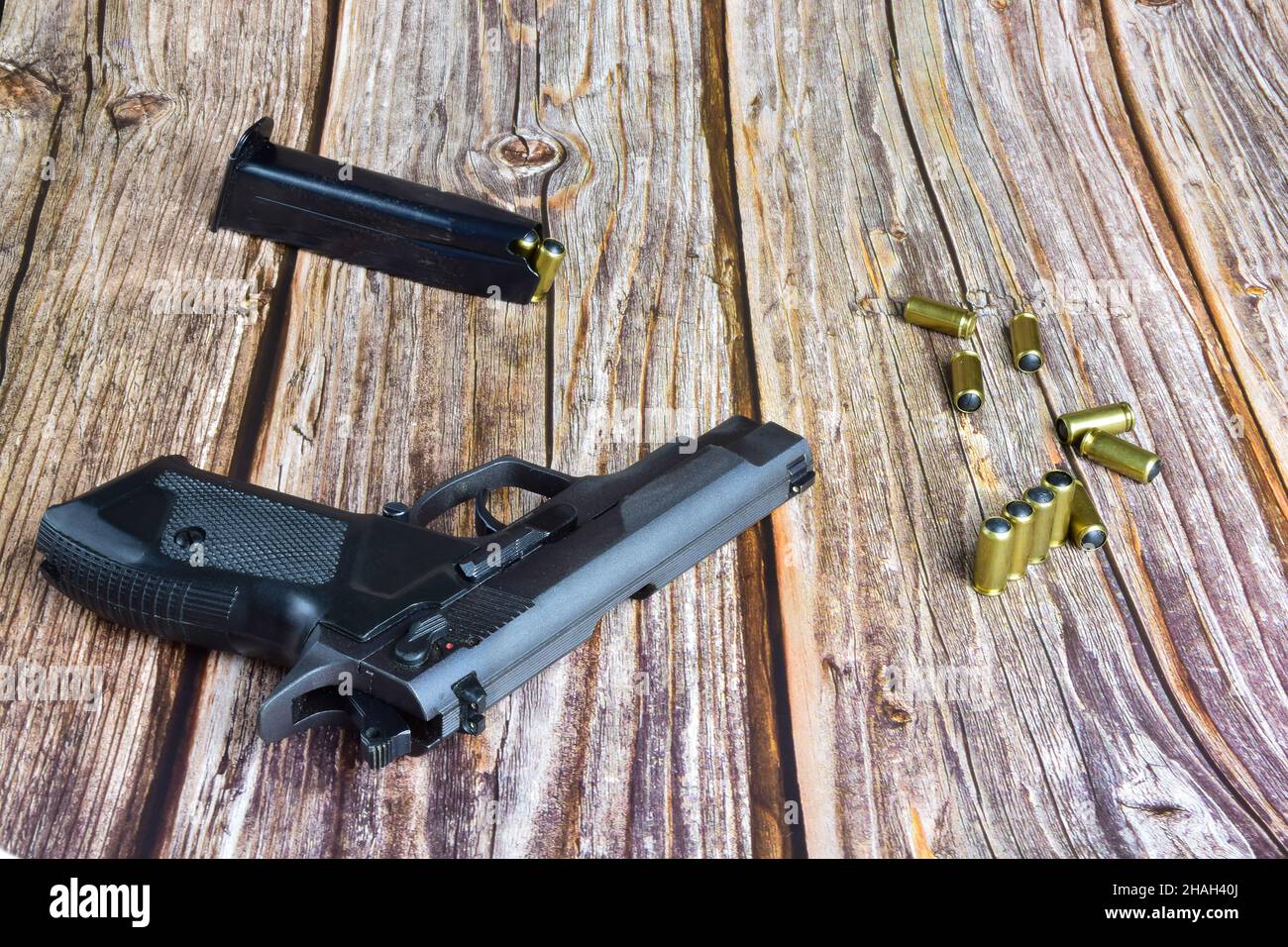 Mecenas para una pistola traumática de pie en forma de plástico negro para  los cartuchos. Las armas Fotografía de stock - Alamy
