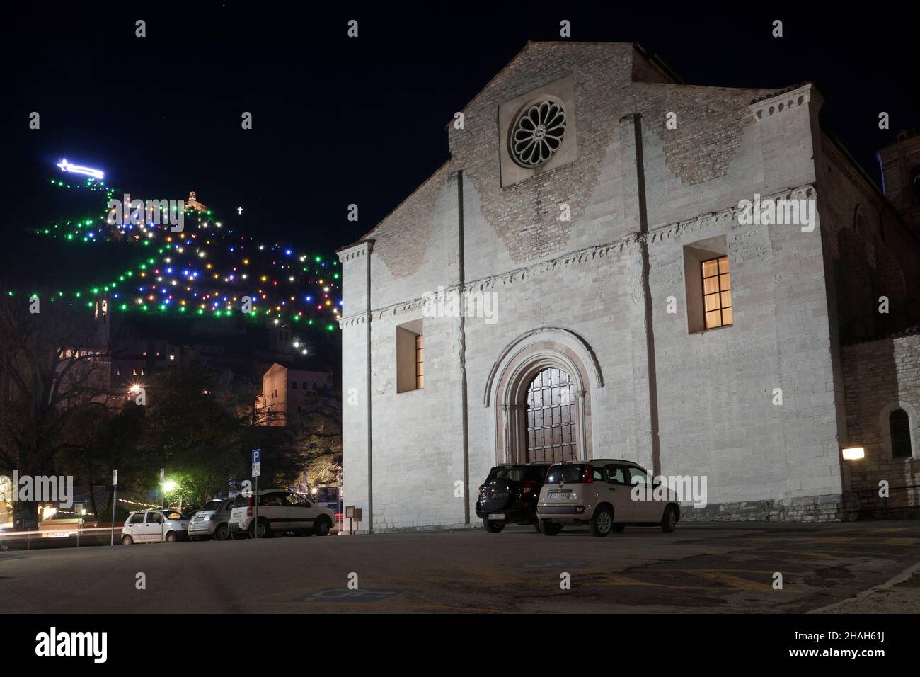 El Árbol de Navidad Más 'Mundo Grande, Vista nocturna de la Iglesia de San Francesco, Gubbio, Umbría, Italia, Europa Foto de stock
