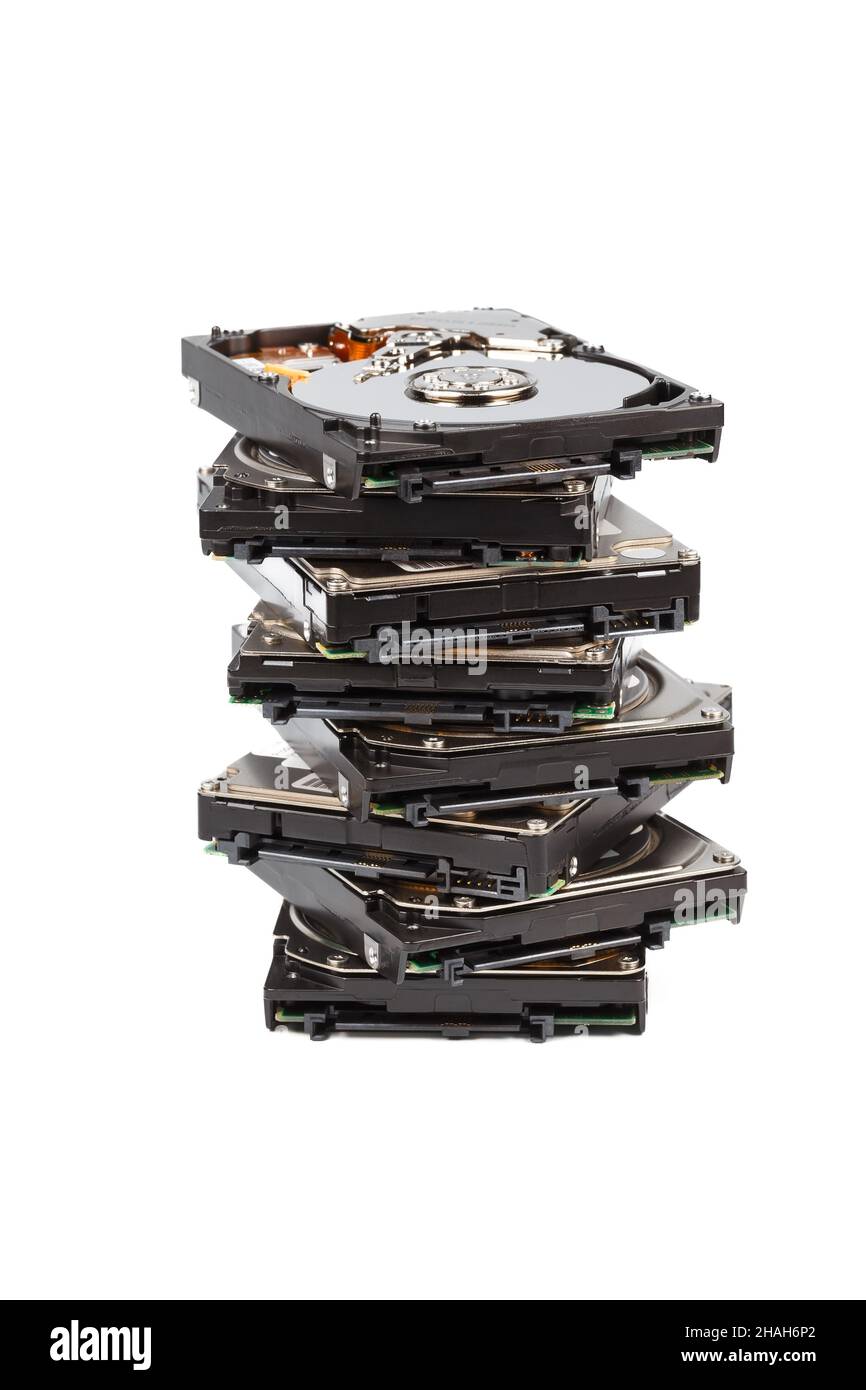 Pila de unidades de disco duro, sobre fondo blanco aislado Foto de stock