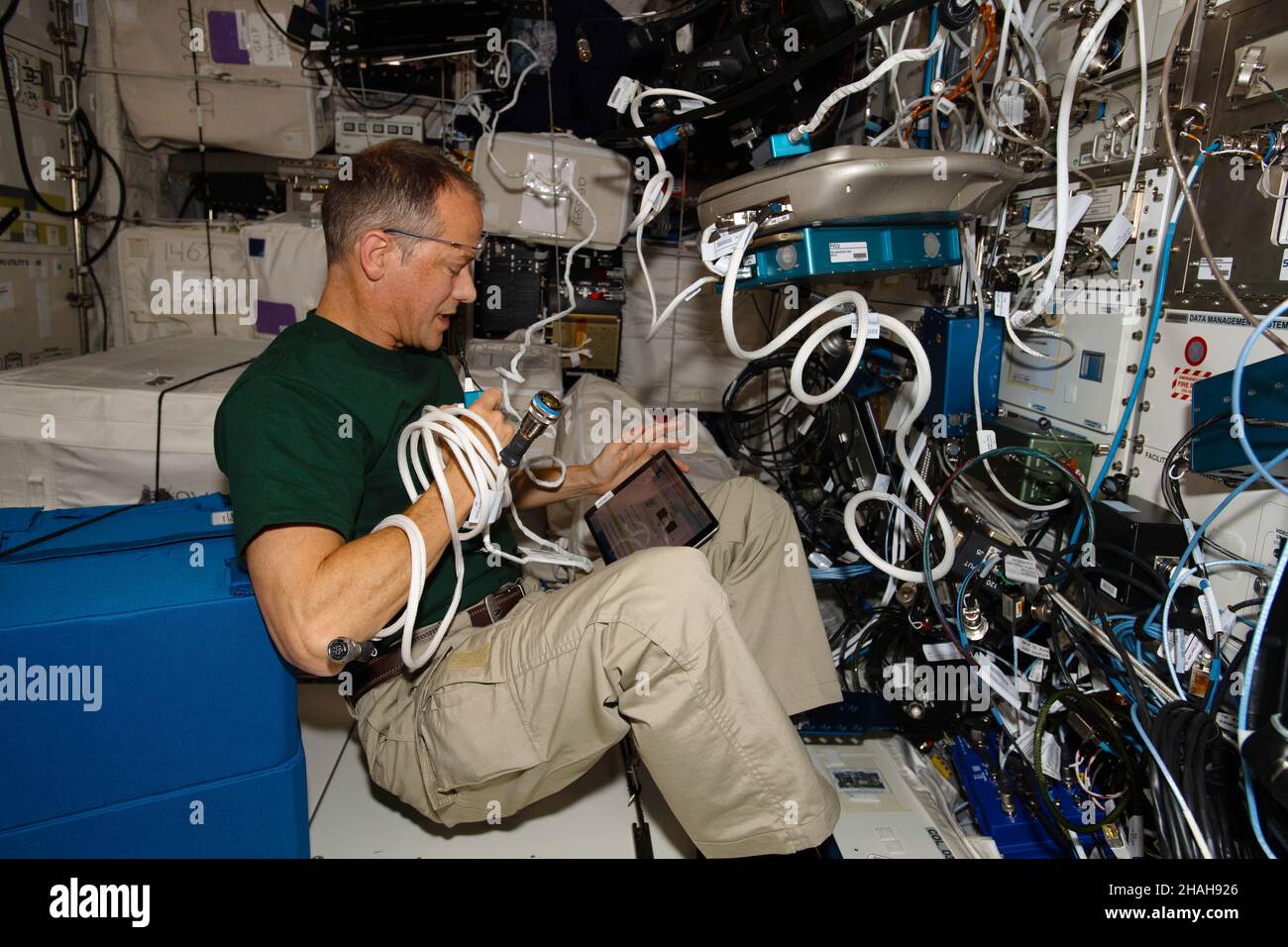 ISS - 06 de diciembre de 2021 - El astronauta y Expedición 66 de la NASA, el ingeniero de vuelo Thomas Marshburn, configura el hardware para el espárrago de investigación humana Vascular Echo Foto de stock