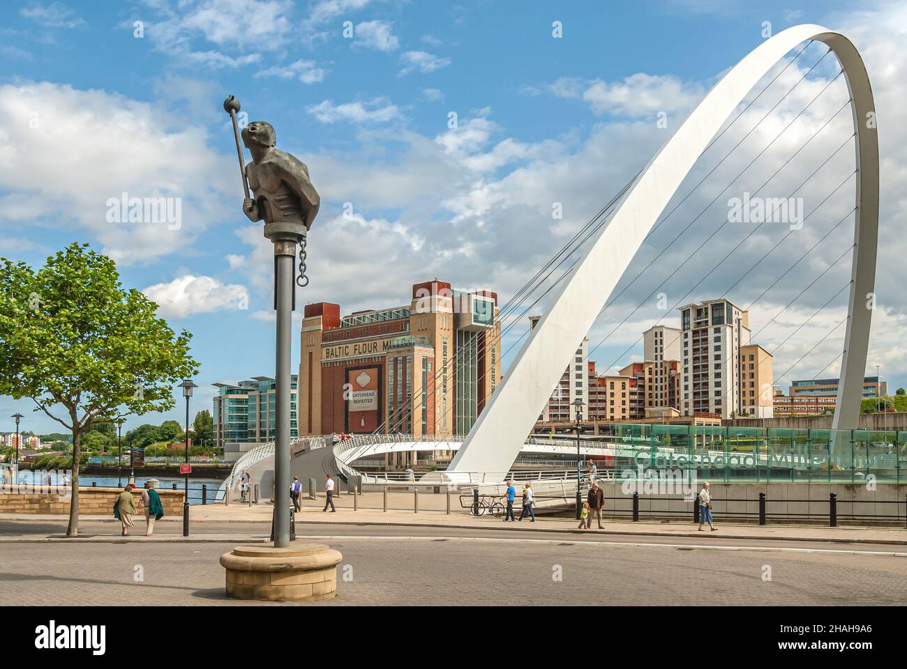 Puente del Milenio sobre el río Tyne y la escultura 'River God' de Andre Wallace, Newcastle upon Tyne, Gateshead, Inglaterra del Norte, Reino Unido Foto de stock