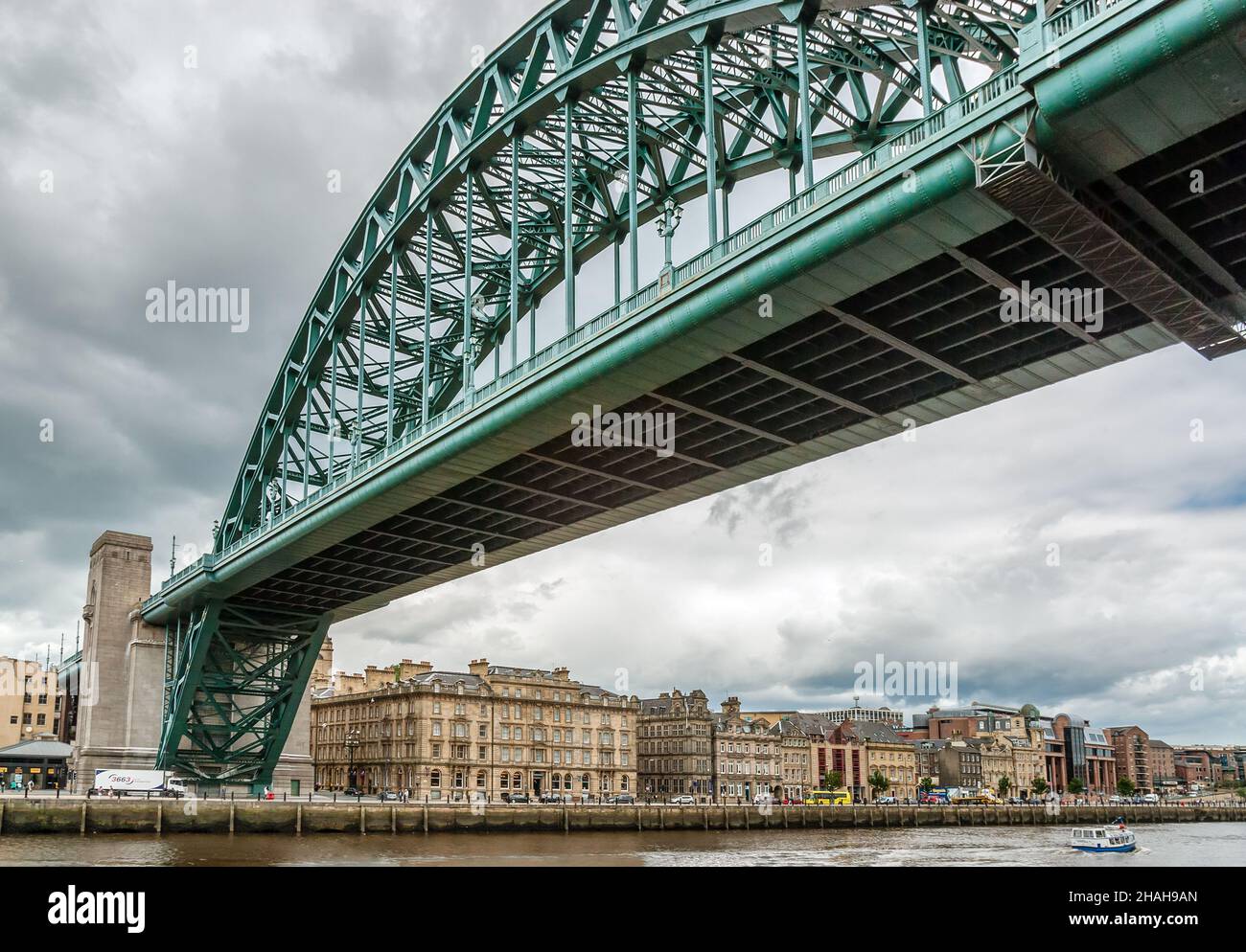 Vista desde abajo del Puente Tyne, Newcastle upon Tyne, con espectaculares nubes, Inglaterra, Reino Unido Foto de stock