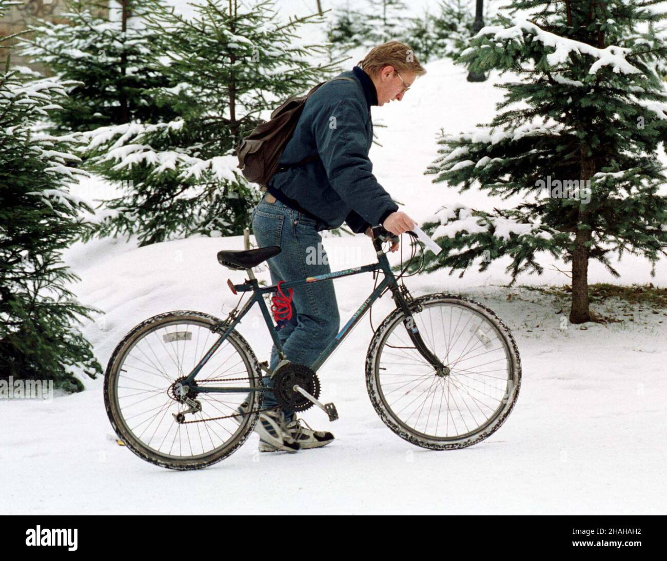 RABKA, 29.12.1999. Ciê¿kie czasy dla cyklistów. (sr.) PAP/Jacek Bednarczyk RABKA, 29.12.1999. Temporada dura para los amantes de las bicicletas. (sr.) PAP/Jacek Bednarczyk Foto de stock